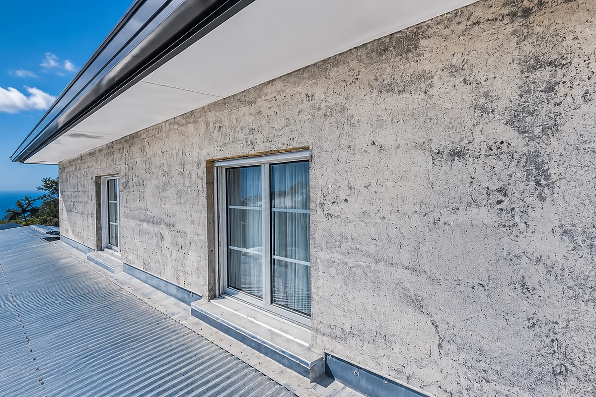 Mur en cours d'enduit en toiture-terrasse