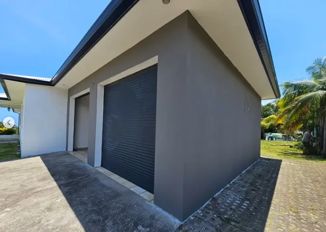 Façade enduite et poncée d'une construction neuve