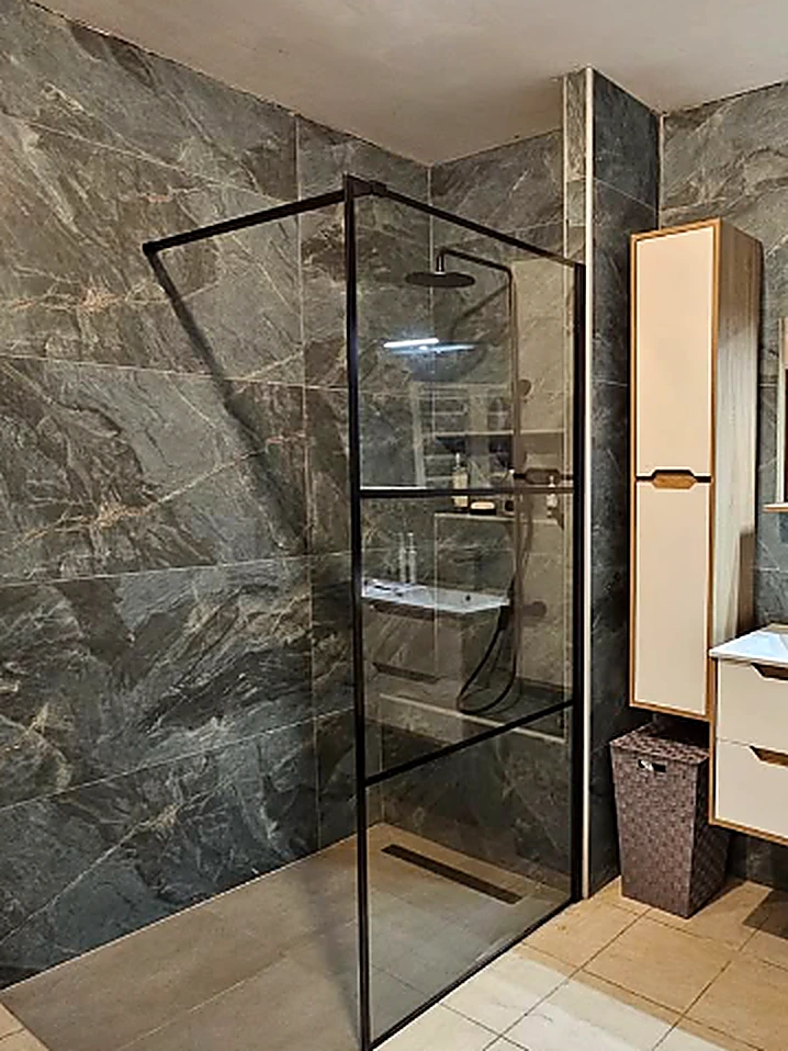 Mur habillé de carrelage grand format effet marbre, douche à l'italienne vitrée, réalisé par AF-BAT