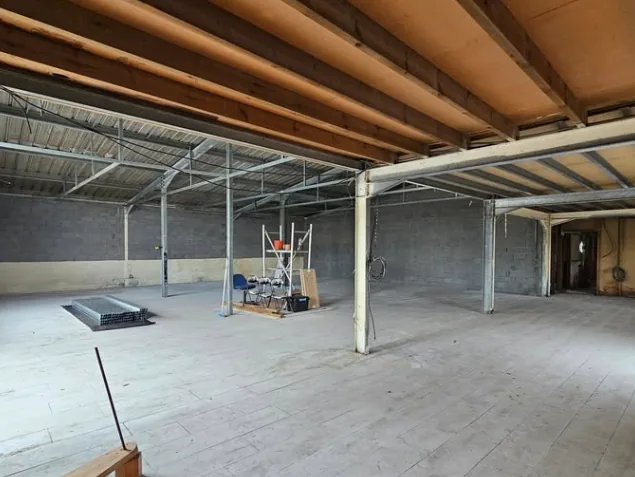 Grand plateau intérieur brut avant aménagement